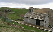 14 Anche al Santuario folate da brividi e nuvole che si scuriscono. Scendo